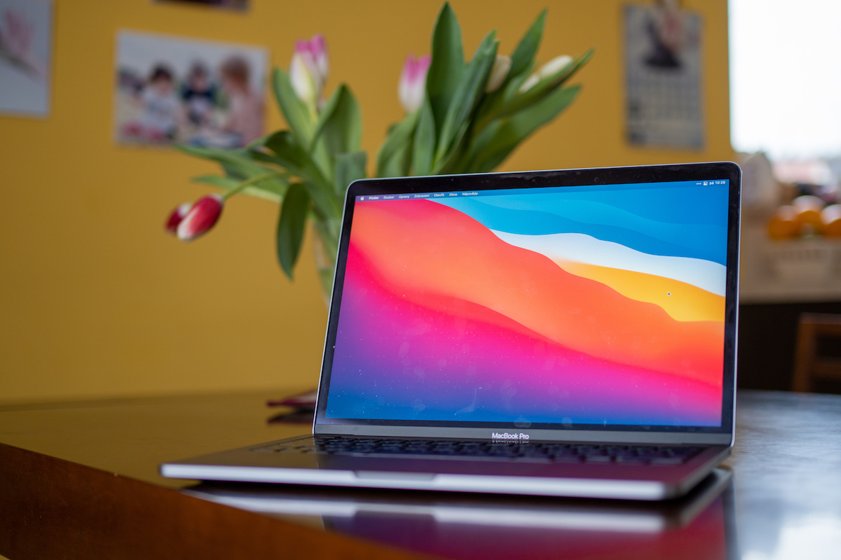 MacBook a tulipány