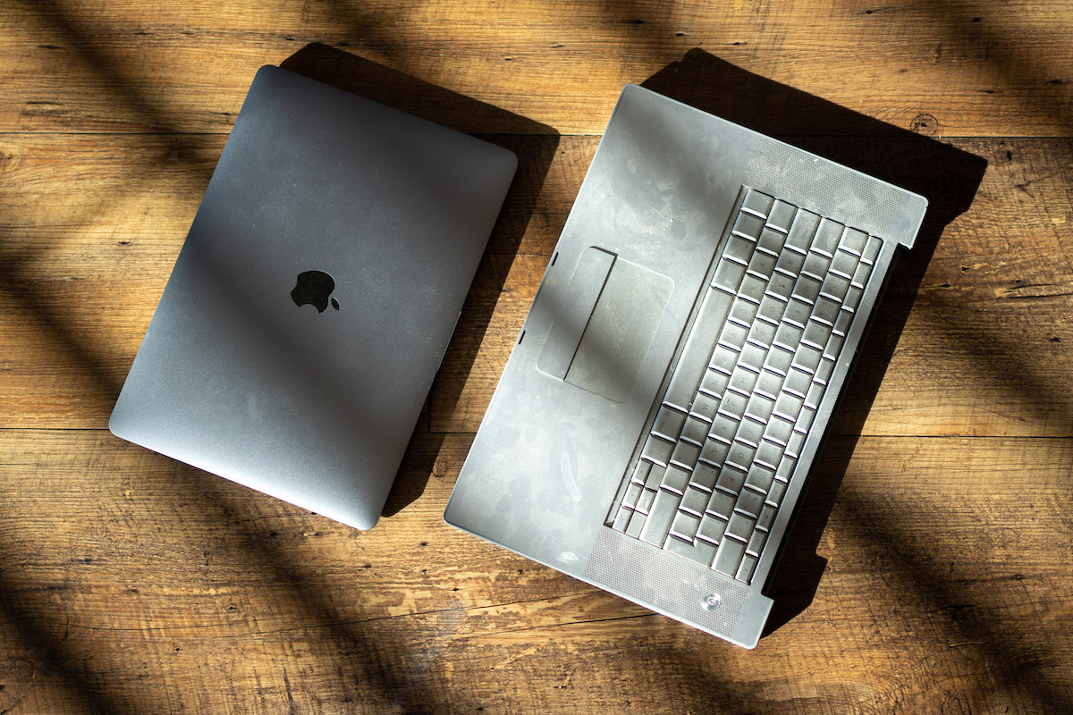 Nový MacBook Pro M1 a zaprášený MacBook Pro 2008